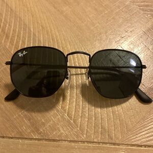 Black raybans glasses